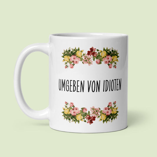 Tasse Büroausraster "Umgeben von Idioten"